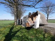 Auto dostawcze dachowało na DK 11. Kierowca był pijany