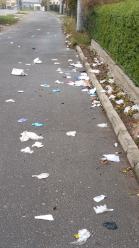 Na ulicach Prószkowa zalegają zużyte jednorazowe rękawiczki