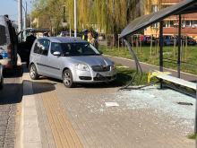 Kierujący Skodą staranował przystanek autobusowy na Niemodlińskiej