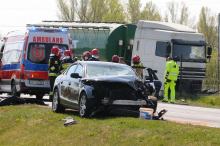 Audi zderzyło się z ciężarówką. Niebezpieczne zdarzenie na Krapkowickiej