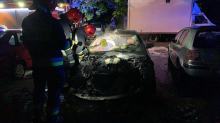 BMW spłonęło na parkingu przy ulicy Dambonia