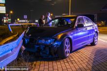 Kluczbork: BMW uderzyło w bariery. Policja zastała 3 pijanych pasażerów, bez kierowcy