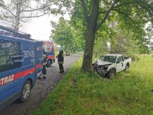 Kierowca osobówki podczas wyprzedzania uderzył w drzewo. Wypadek w gminie Murów