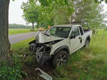 Kierowca osobówki podczas wyprzedzania uderzył w drzewo. Wypadek w gminie Murów