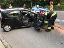 Kierowca osobówki staranował słup na ulicy Popiełuszki w Opolu