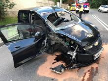 Kierowca osobówki staranował słup na ulicy Popiełuszki w Opolu