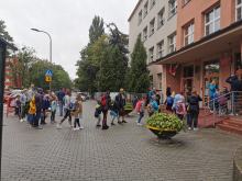 Kolejki przed opolskimi szkołami przed pierwszym dzwonkiem