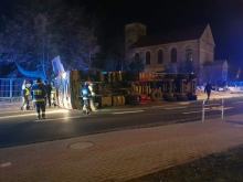 Samochód ciężarowy przewożący kukurydzę przewórcił się na jezdnię