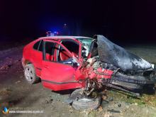 Kierowca stracił panowanie nad pojazdem i uderzył w drzewo. Niebezpiecznie na drogach