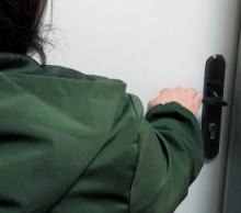 Nieznajome poprosiły o jedzenie i picie - seniorka straciła 20 000 złotych