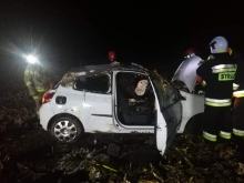 Dachowanie osobówki w powiecie brzeskim. Mężczyzna wrócił do domu i wezwał pomoc