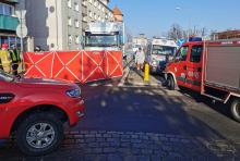 Śmiertelny wypadek na rondzie w Prudniku. Na pasach zginął 78-letni mężczyzna 