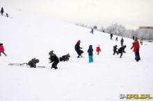 Rząd przeciwny wyjazdom i obozom na ferie zimowe. Odbędą się jednak półkolonie