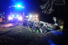 W wypadku w Gwoździcach zginął 22-letni kierowca mercedesa i jego 20-letnia pasażerka