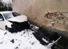 Kobieta rozbiła swój samochód o budynek - "wydmuchała" 3 promile