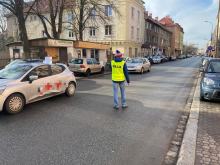 Mężczyzna w kamizelce "policja" zatrzymywał ruch na 1-Maja w Opolu. Szuka go policja