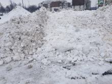 MZD wywozi śnieg z centrum miasta. Hałdy na parkingu pod stadionem żużlowym