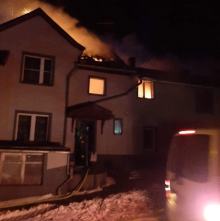 18 zastępów straży dogasza pożar budynku mieszkalnego w powiecie głubczyckim