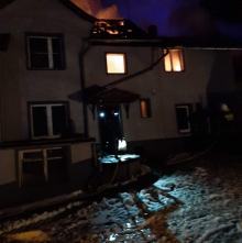 18 zastępów straży dogasza pożar budynku mieszkalnego w powiecie głubczyckim