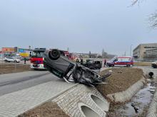 Zderzenie volvo z mercedesem w Opolu. Trzy osoby przewiezione do szpitala