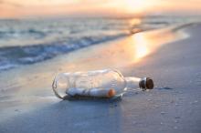 Morze wyrzuciło butelkę z listem. Jego treść łamie serce