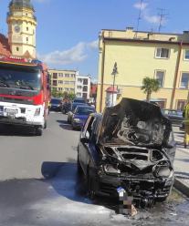 Samochód osobowy spłonął na rynku w Otmuchowie