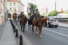 Parada Kawalerii w Opolu. Przez miasto przeszli ułani w towarzystwie historycznych pojazdów