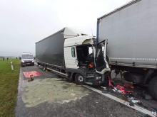 Trzy samochody ciężarowe zderzyły się na A4. Autostrada zablokowana