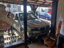 Kierującą BMW wjechała w sklep. Dwie osoby są ranne