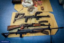 Niepozorny dom z garażem, a w środku karabiny, sztucery, mnóstwo amunicji