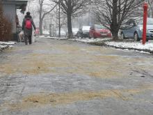Poranne "lodowisko" na chodnikach dało się we znaki mieszkańcom