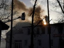 Spłonęły trzy mieszkania. Strażacy dogaszają ogień przy ulicy Jagiellonów