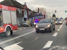 Po zderzeniu pojazdów jeden wjechał w ogrodzenie posesji. Utrudnienia w Lędzinach