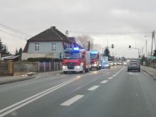 Po zderzeniu pojazdów jeden wjechał w ogrodzenie posesji. Utrudnienia w Lędzinach