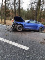 Wypadek w Dąbrowie. Kierowca zjechał z drogi i uderzył w drzewo