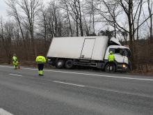 Wypadek w Walidrogach. Kierujący samochodem ciężarowym wjechał do rowu
