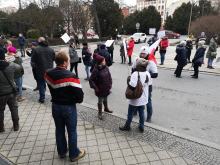 Protest pod Urzędem Wojewódzkim. Rodzice domagają się powrotu stacjonarnej nauki