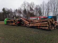 Ciężarówka przewożąca drewno przewróciła się w Dąbrowie