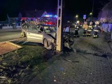 Opole-Czarnowąsy: Kierowca osobówki uderzył w słup i uciekł z miejsca zdarzenia