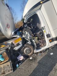 Koszmarny wypadek na A4. 33-letni kierowca busa wjechał pod cysternę