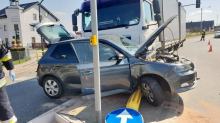 Wypadek w Izbicku. Ciężarówka zderzyła się z samochodem osobowym 
