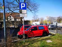 Mieszkańcy Krakowskiej z mandatami i blokadami za parkowanie...na nowym parkingu CAS
