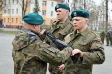 Elewi służby przygotowawczej, szkolą się w 10 Opolskiej Brygadzie Logistycznej. Otrzymali broń.
