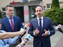 Janusz Kowalski rozpoczyna kontrolę poselską. W tle przetargi Sebastiana Paronia w WIK