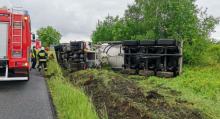 Ciężarówka przewożąca cement wywróciła się w powiecie na DK46 w powiecie nyskim