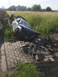 Wypadek w Straduni. BMW wypadło z drogi i uderzyło w betonowy przepust