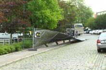 Niebezpiecznie pod amfiteatrem. Wiatr "położył" festiwalowe ogrodzenie