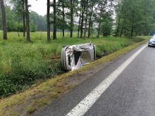 Wypadek w gminie Dąbrowa. Osobówka dachowała poza drogą