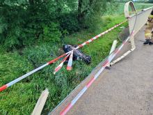 Samochód osobowy wypadł z drogi i wpadł do rzeki. Dwie osoby trafiły do szpitala