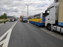 Samochód ciężarowy zderzył się z autobusem w Dąbrowie